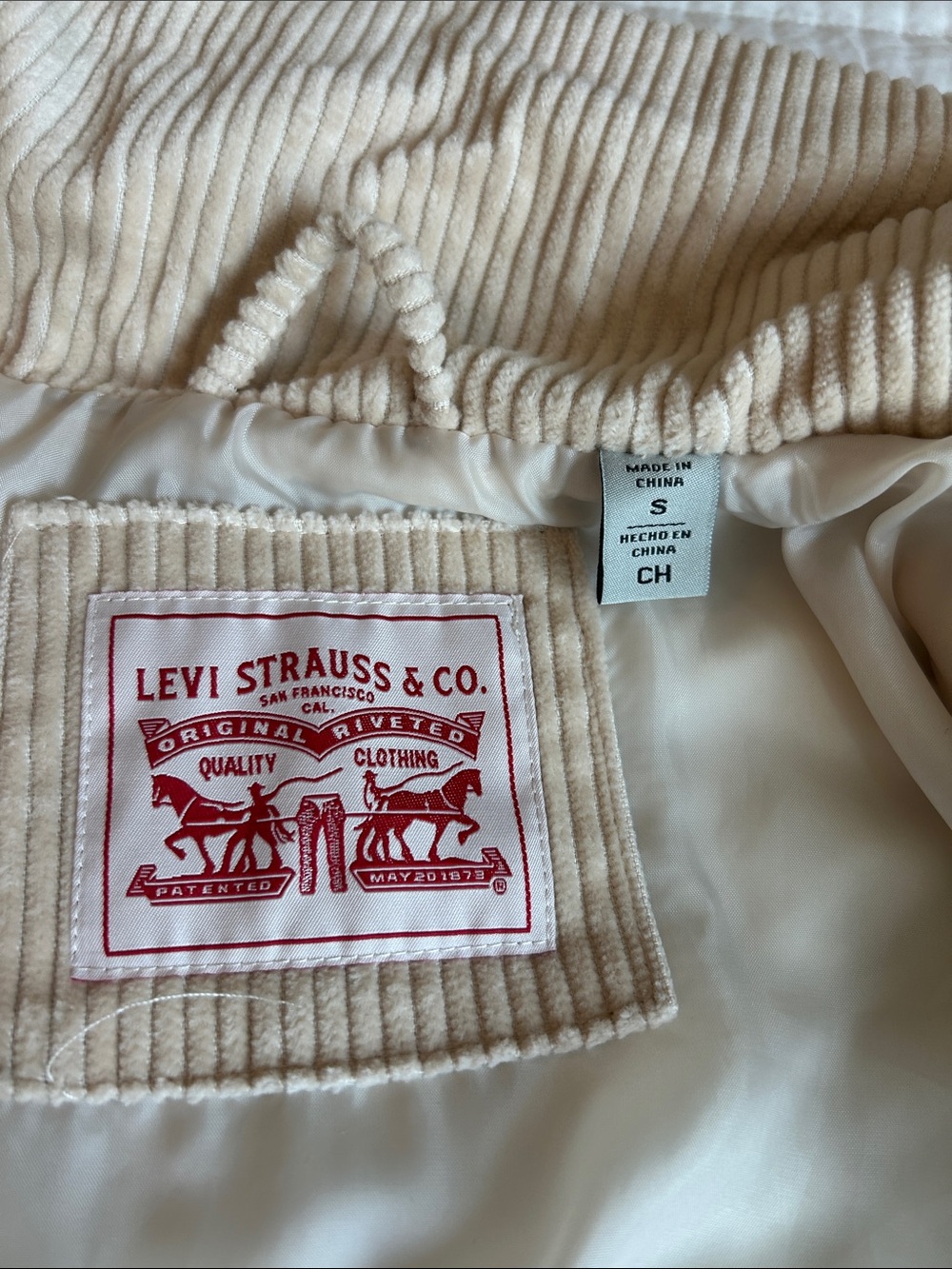 Levi's Women's Diamond Quilted Corduroy Puffer Jacket - Picture 9 of 11